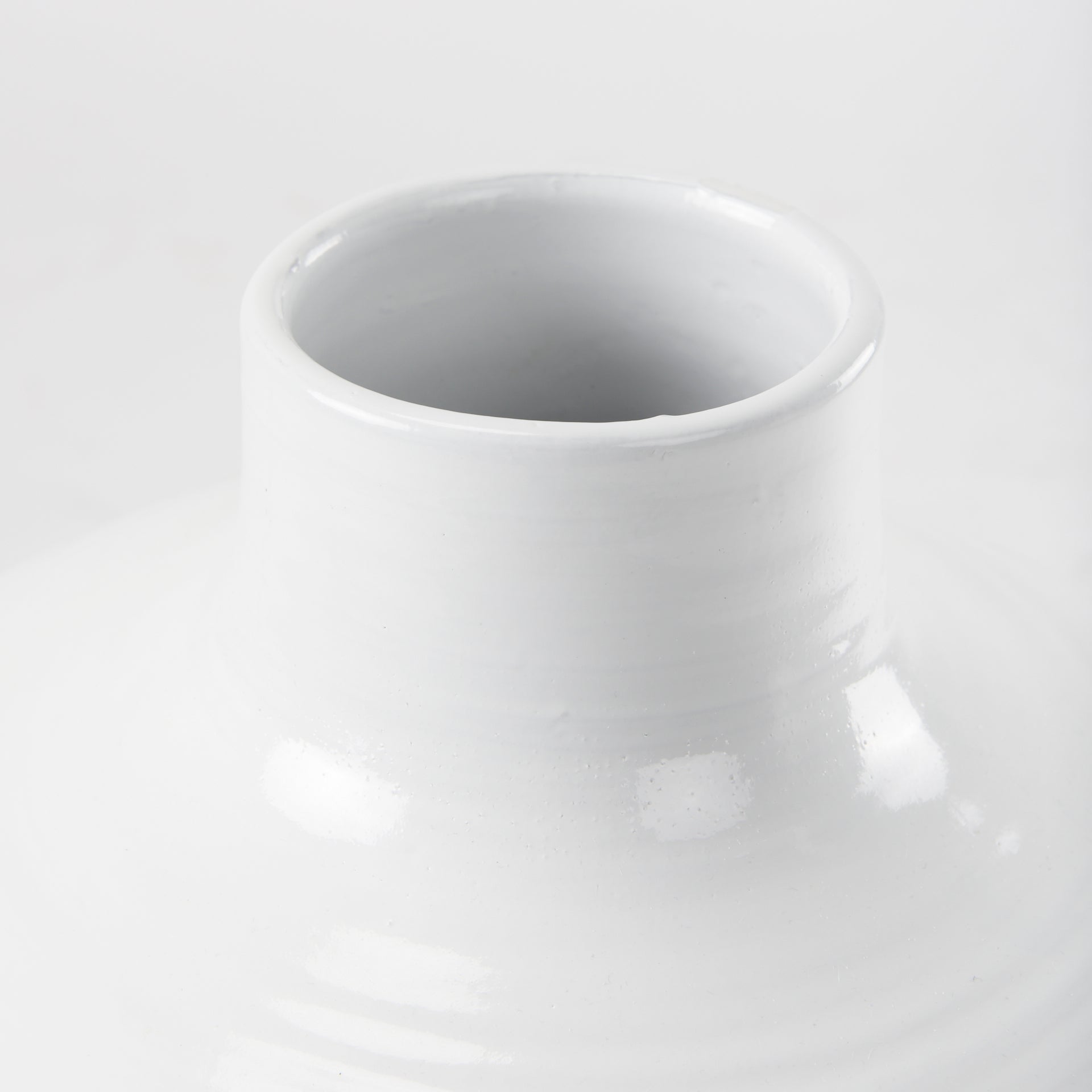 Mercana Amos 18.5" x 18.5" x 24.4" Ceramic Floor Vase