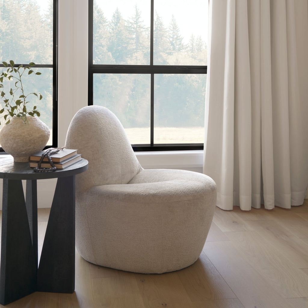 Mercana Beverly 26.4" x 32.7" x 31.5" Fabric Side Chair