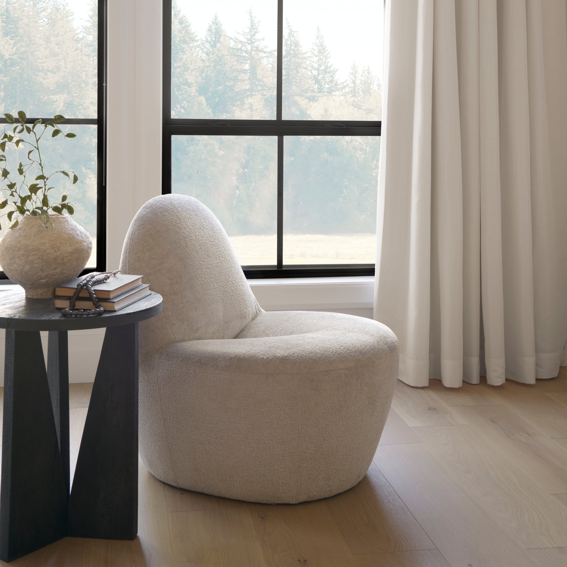 Mercana Beverly 26.4" x 32.7" x 31.5" Fabric Side Chair