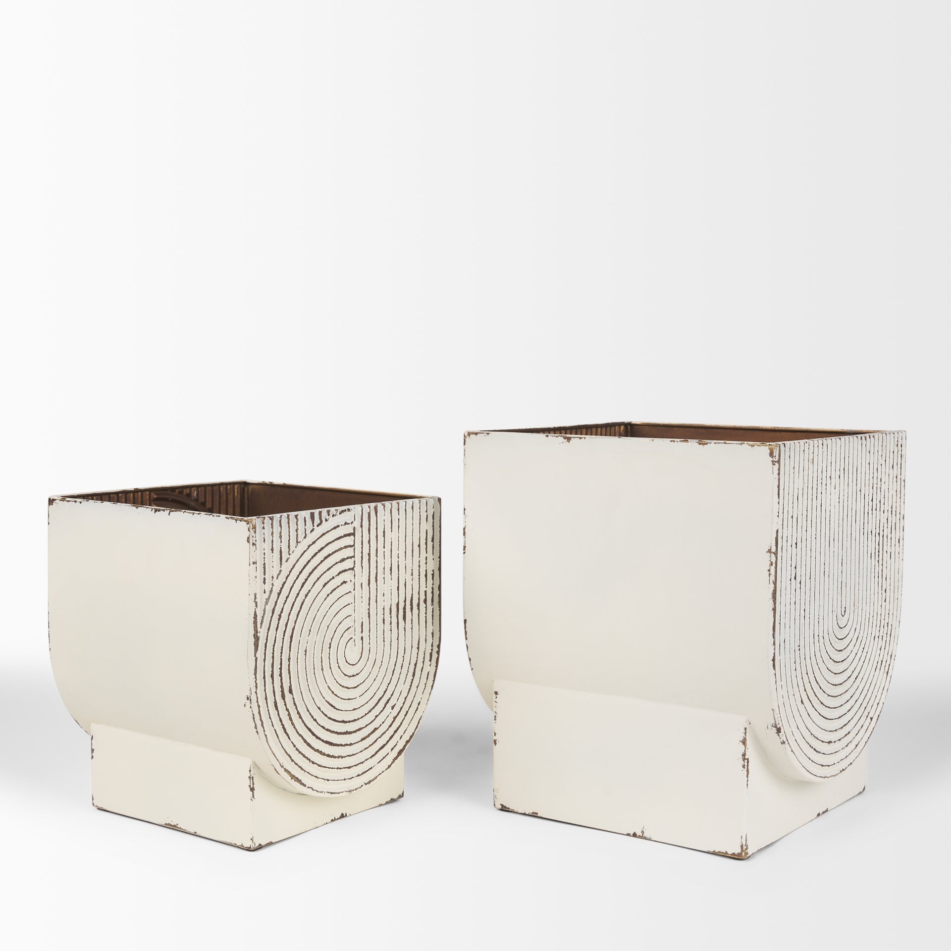 Mercana Medina 9.5" x 9.5" x 11" Metal Planter (Set of 2)