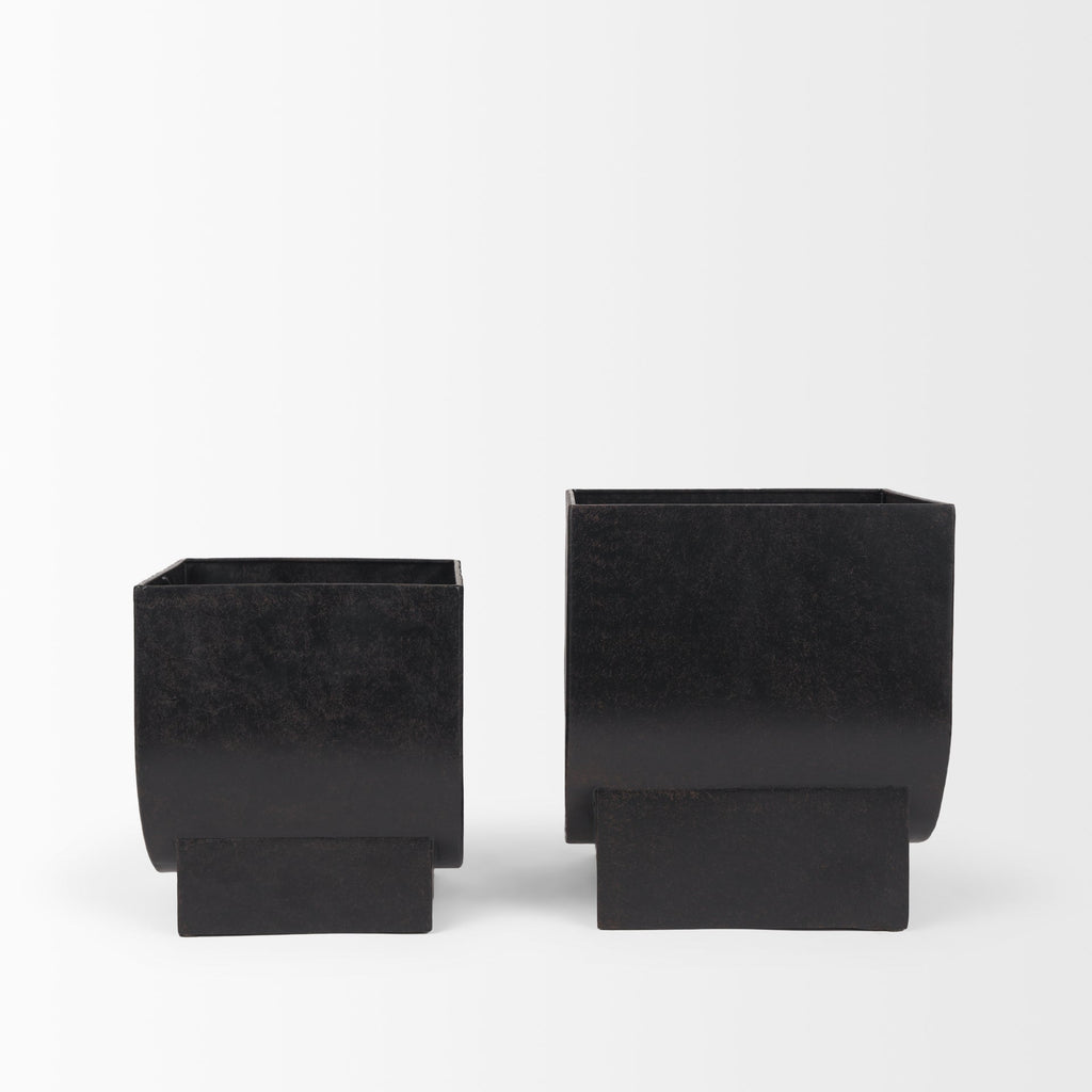 Mercana Medina 9.5" x 9.5" x 11" Metal Planter (Set of 2)