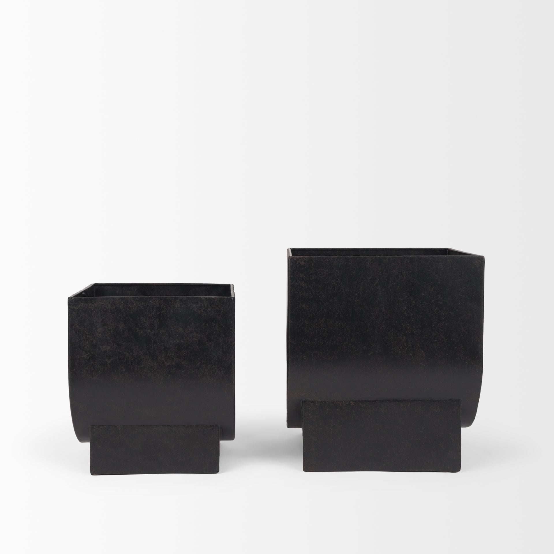 Mercana Medina 9.5" x 9.5" x 11" Metal Planter (Set of 2)