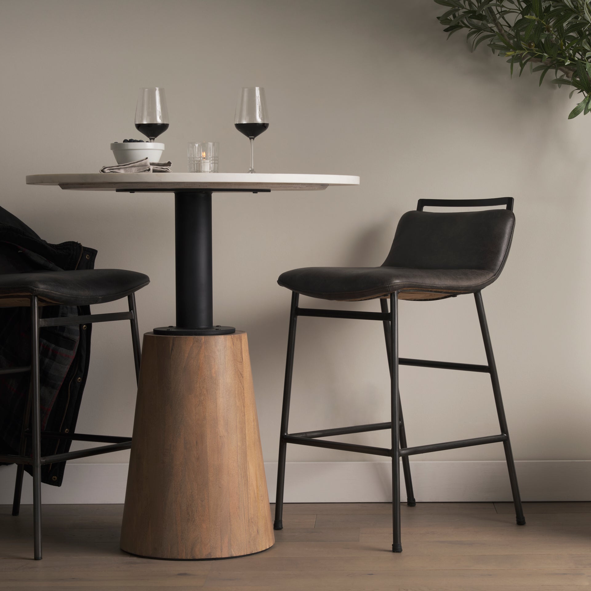 Mercana Kavalan 17.3" x 20.9" x 33.5" Metal Stool