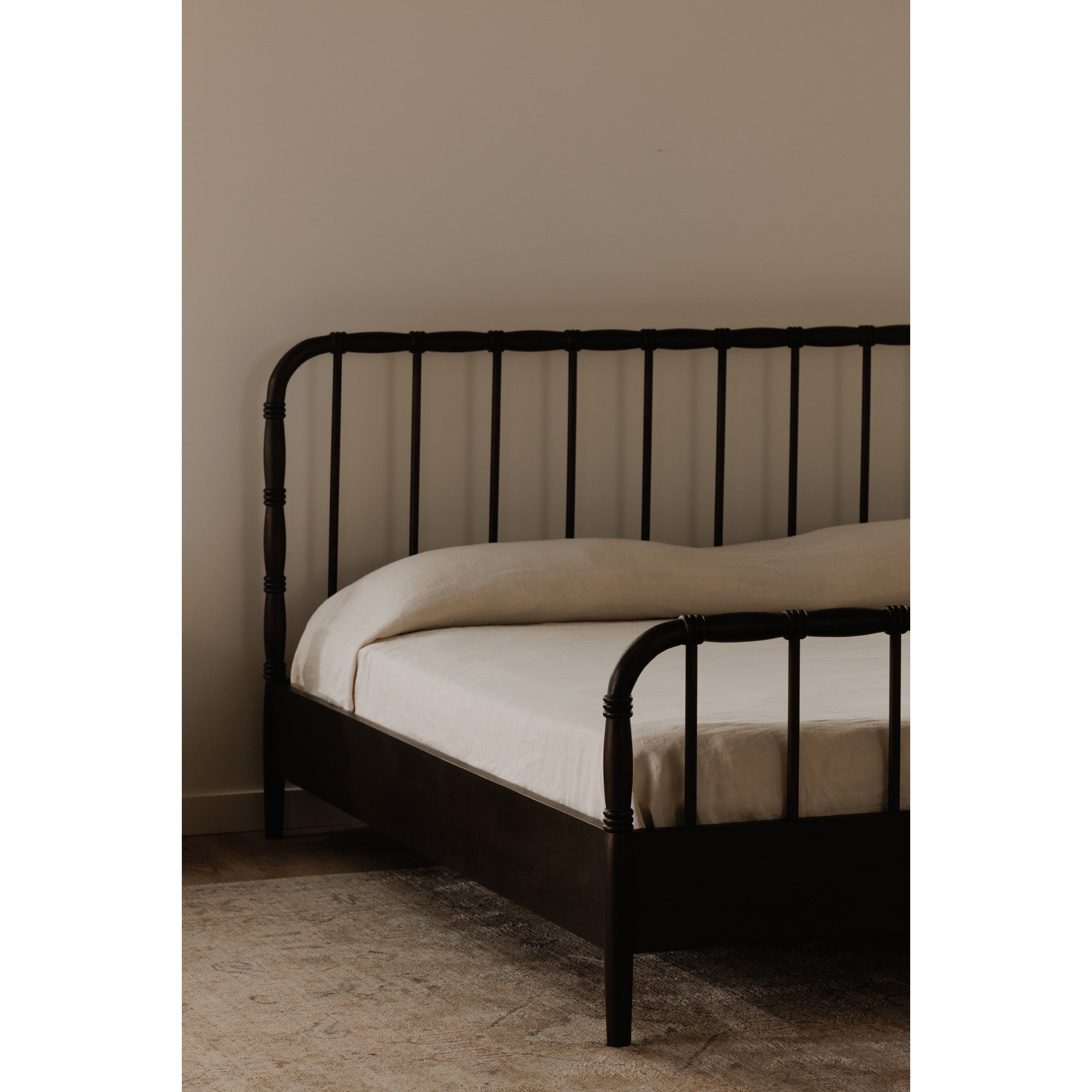Moe's Home Vivian Bed