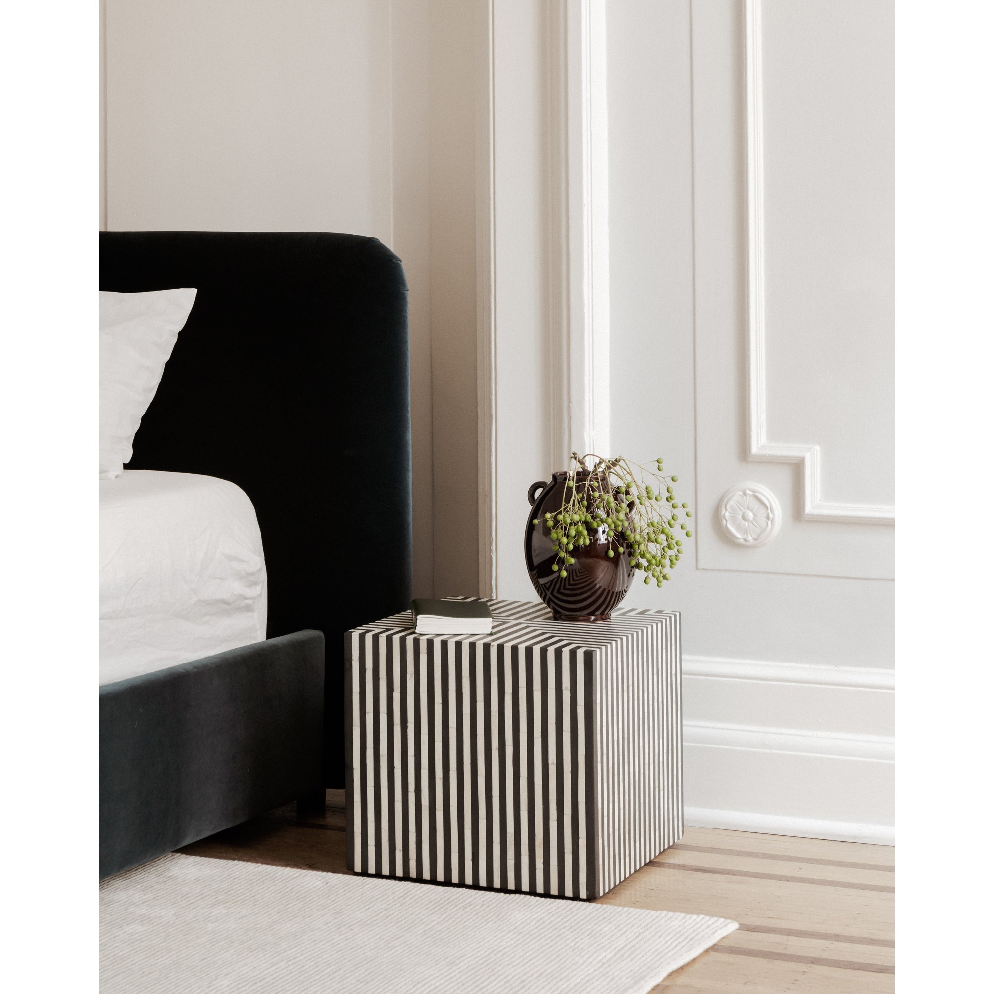 Moe's Home Terning Side Table Black and White