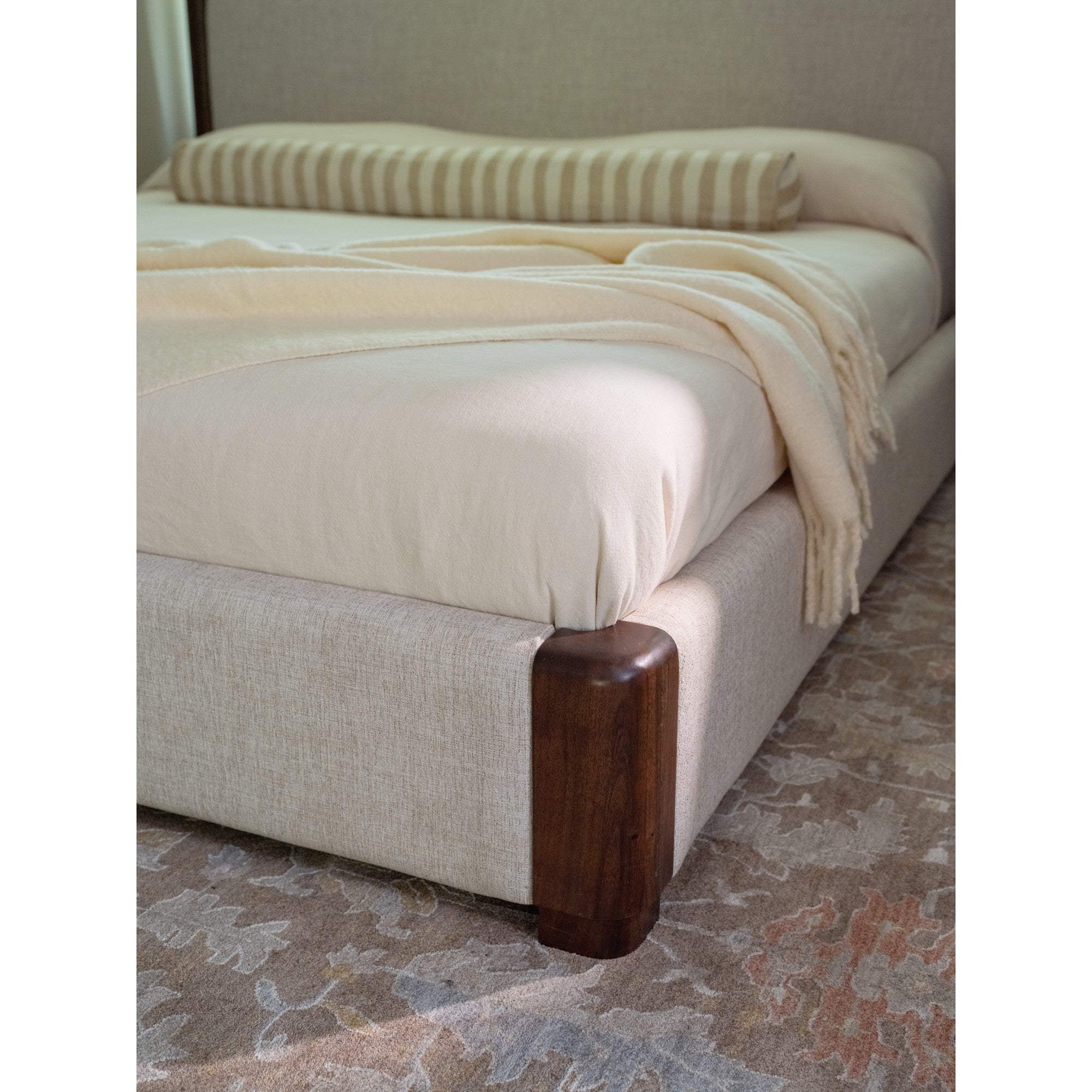 Moe's Home Bower Bed