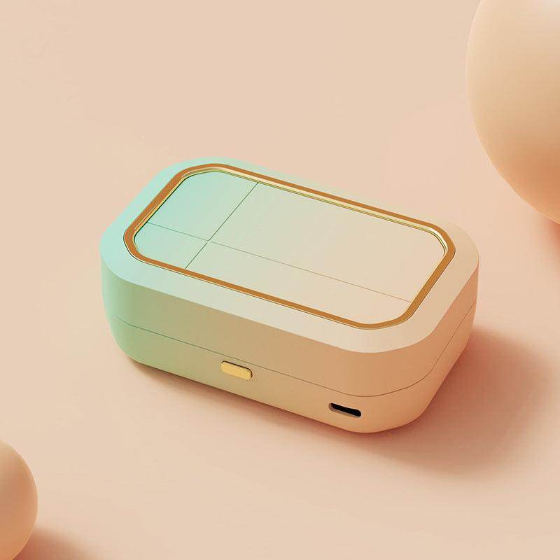 Smart contact lens cleaner