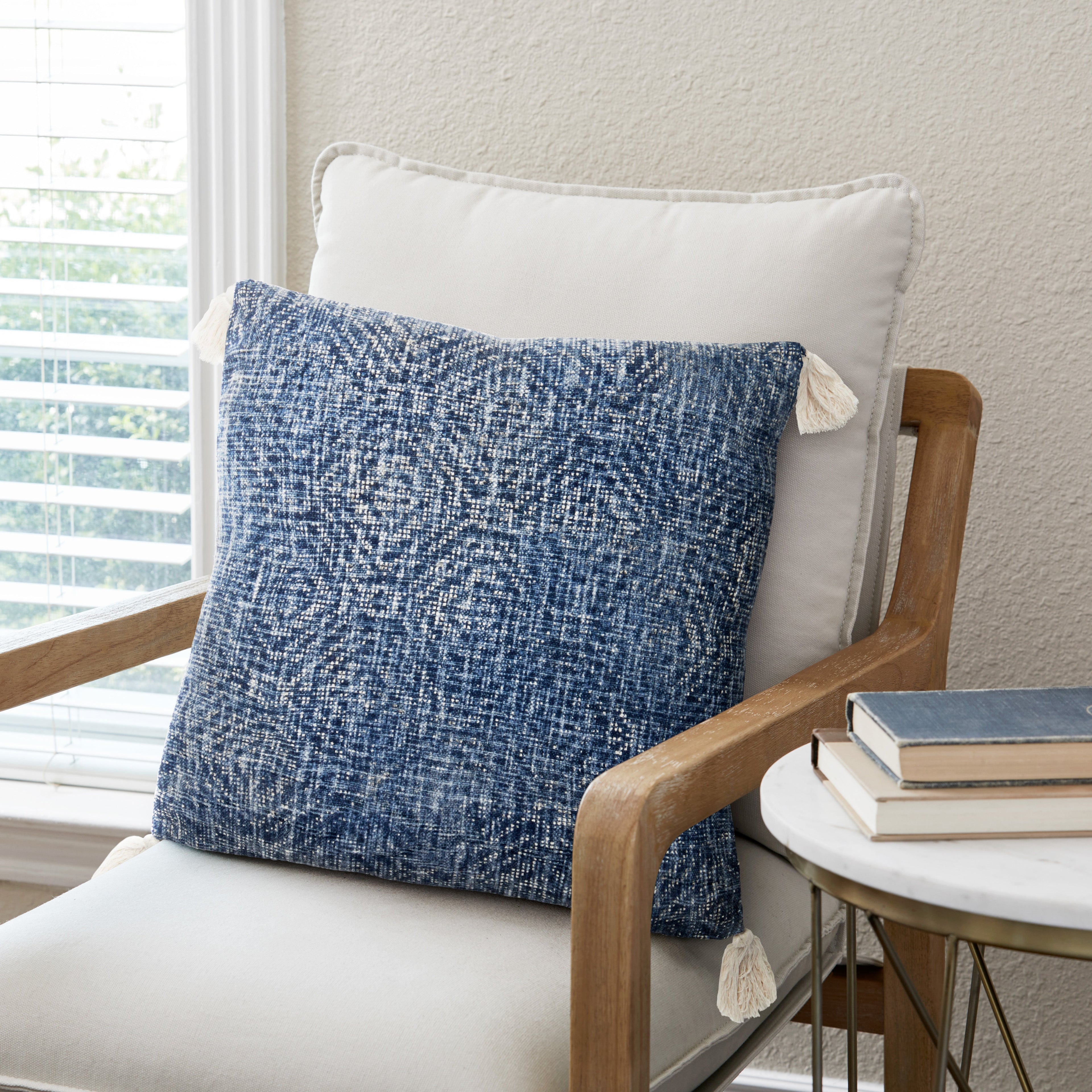 Loloi P0621 Hand-Woven Cotton Lumbar Throw Pillow with Corner Tassels