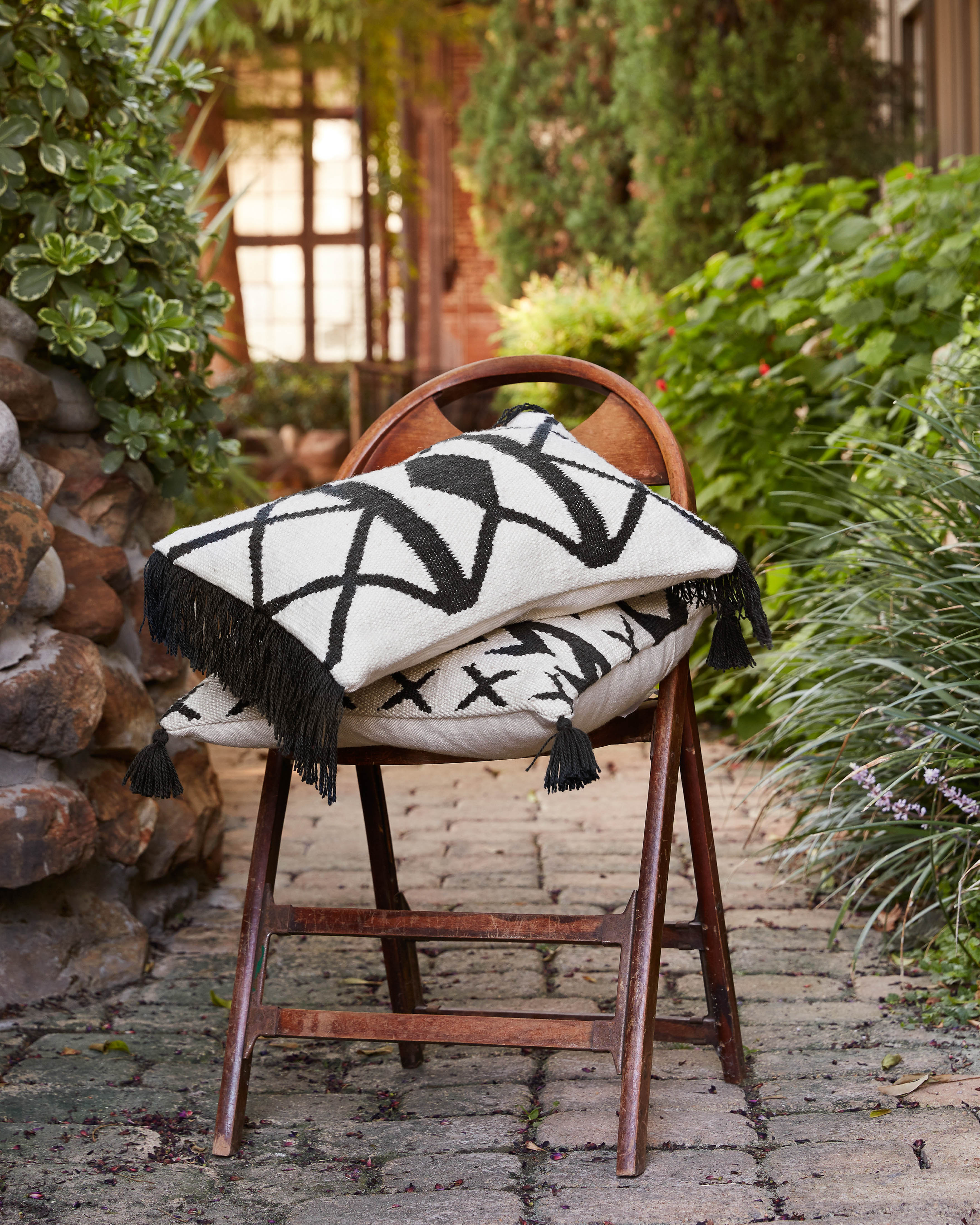 Loloi P0502 Black / Ivory 18" x 18" Pillow