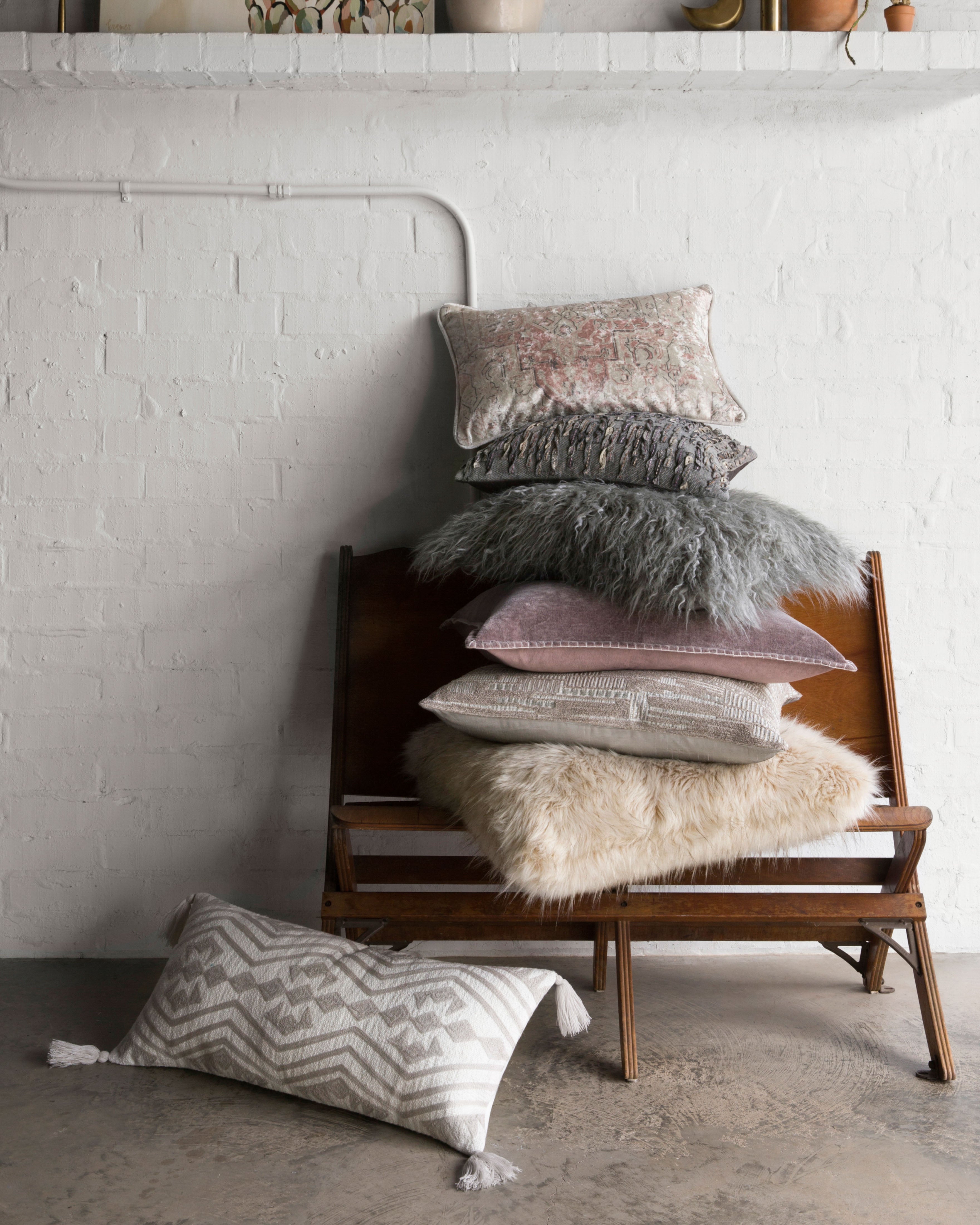 Loloi P0598 Grey 22" x 22" Pillow
