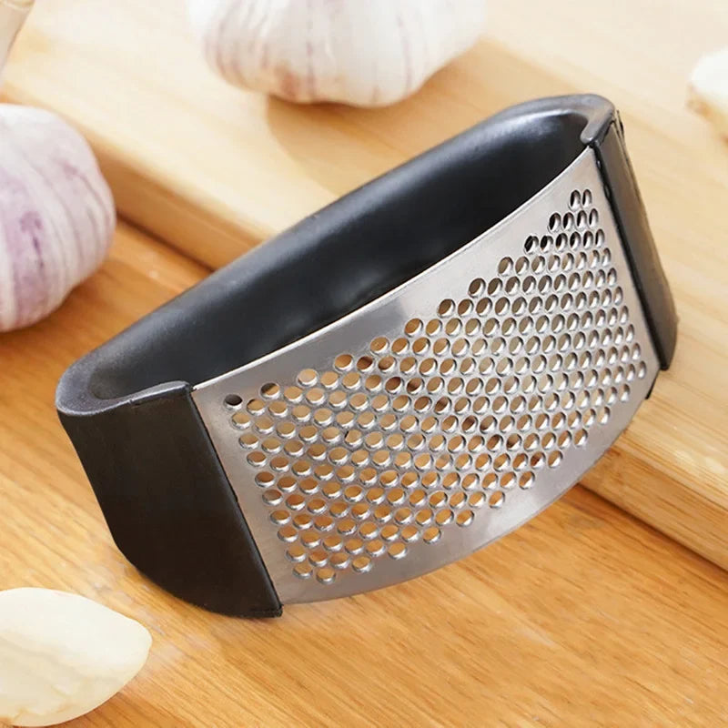 Heavy-Duty Metal Garlic Crusher - Easy-Clean Design with Finger Protection for Home Kitchens