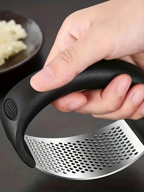 Heavy-Duty Metal Garlic Crusher - Easy-Clean Design with Finger Protection for Home Kitchens