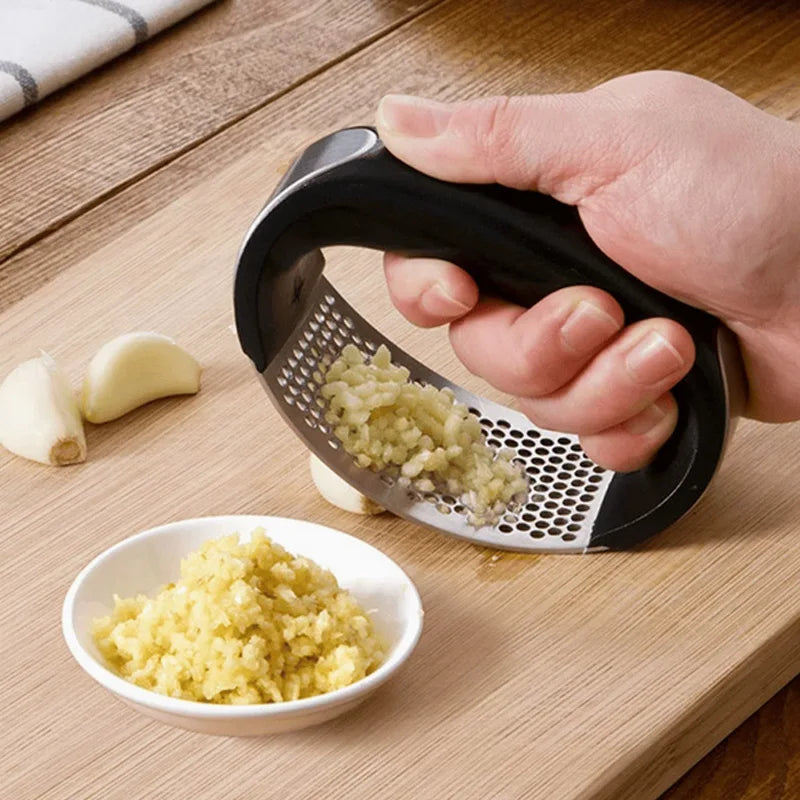 Heavy-Duty Metal Garlic Crusher - Easy-Clean Design with Finger Protection for Home Kitchens