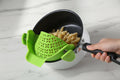 Silicone Pot Side Drain Stopper & Strainer – Spill-Proof, Heat-Resistant Kitchen Tool