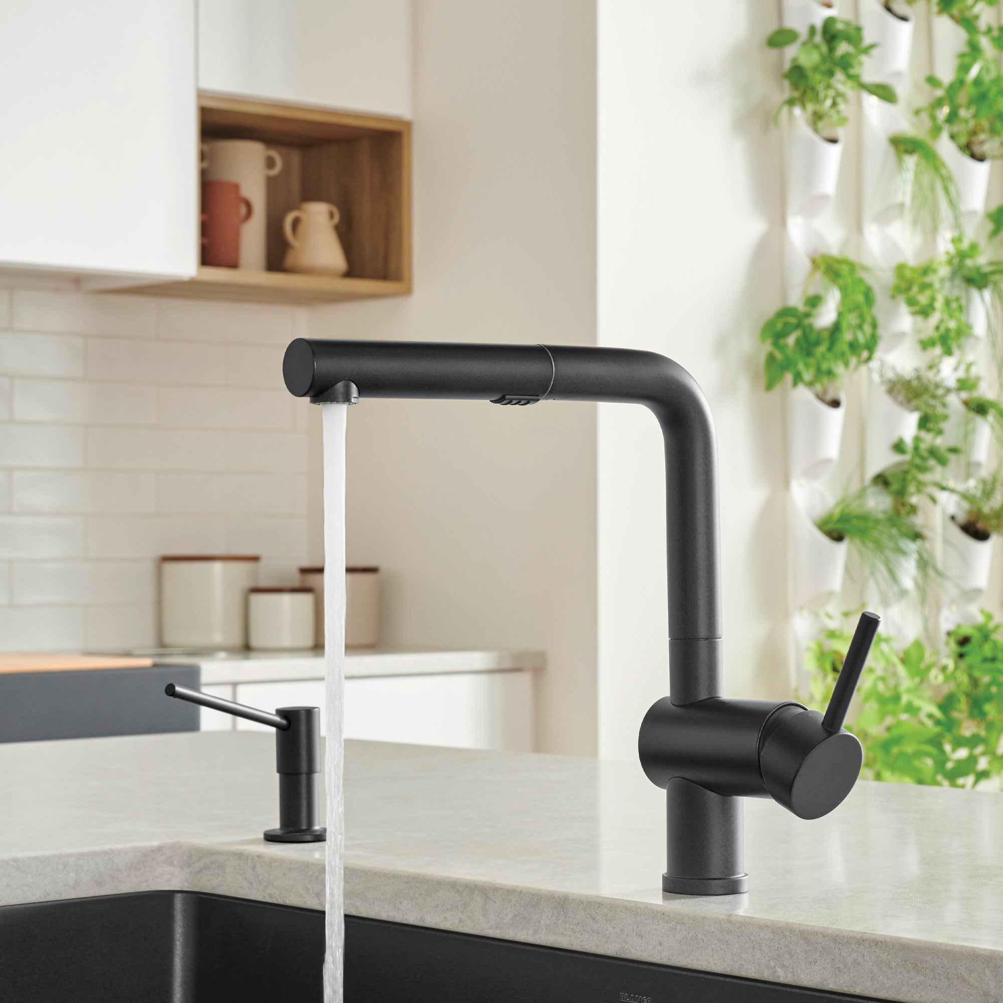 Blanco Linus Low Arc Pull-Out Dual-Spray Kitchen Faucet