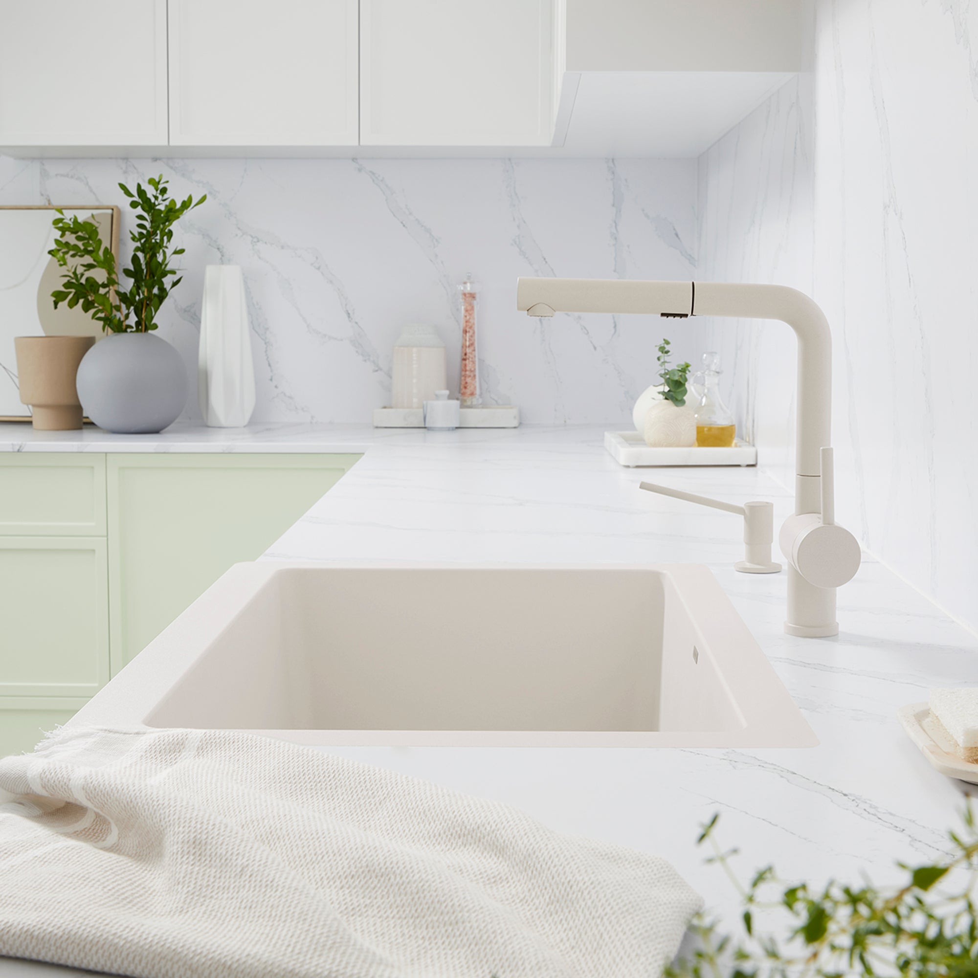 Blanco Linus Low Arc Pull-Out Dual-Spray Kitchen Faucet